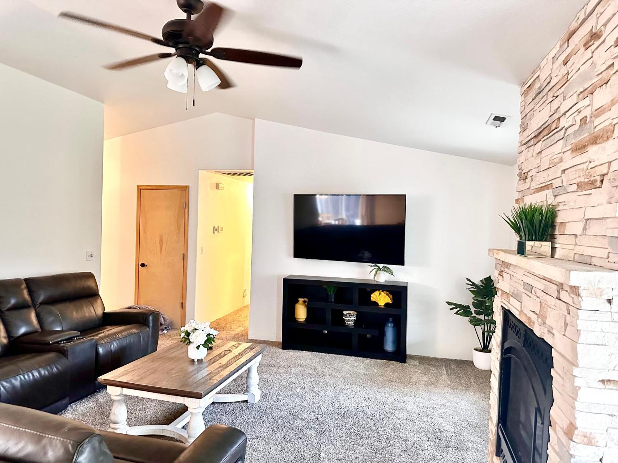 Вилла Hot Tub! King Bed-Firepitt-Near Airport& Freeway Медфорд Экстерьер фото